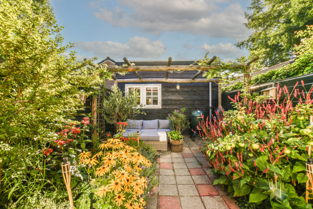 Homes & Garden​